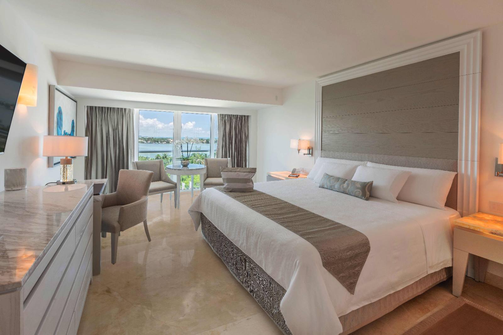 Royale Deluxe Lagoon View: the entry category, looking back over the lagoon