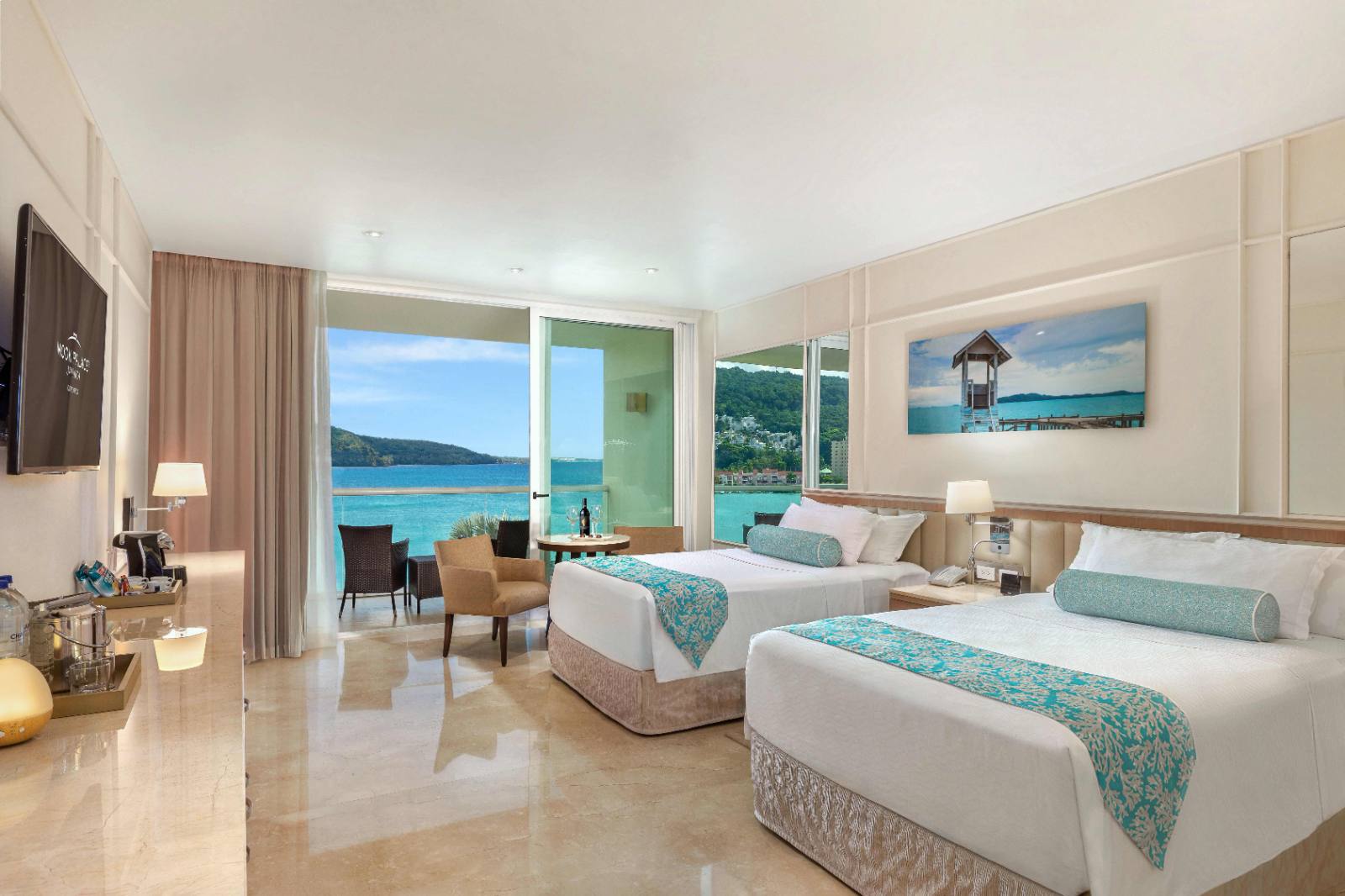 Three-bedroom villa: a double room, one of three