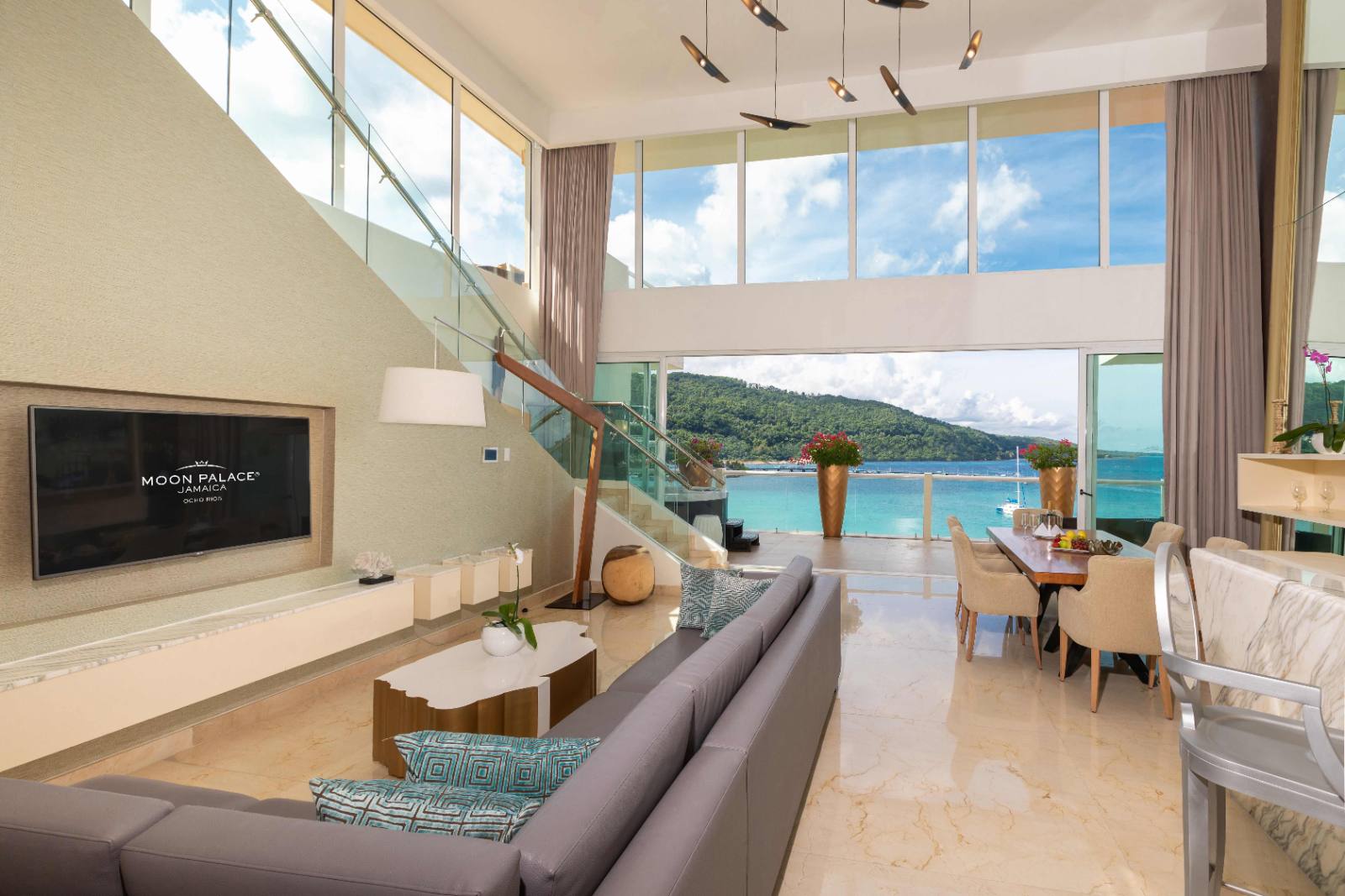 Four-bedroom living room: open to the terrace, ten people fit comfortably
