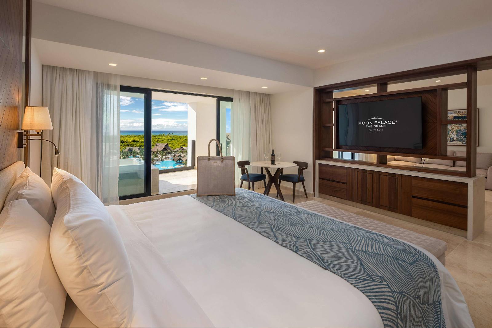 Grand Suite Gobernador Ocean View: king bed, terrace whirlpool, pools below
