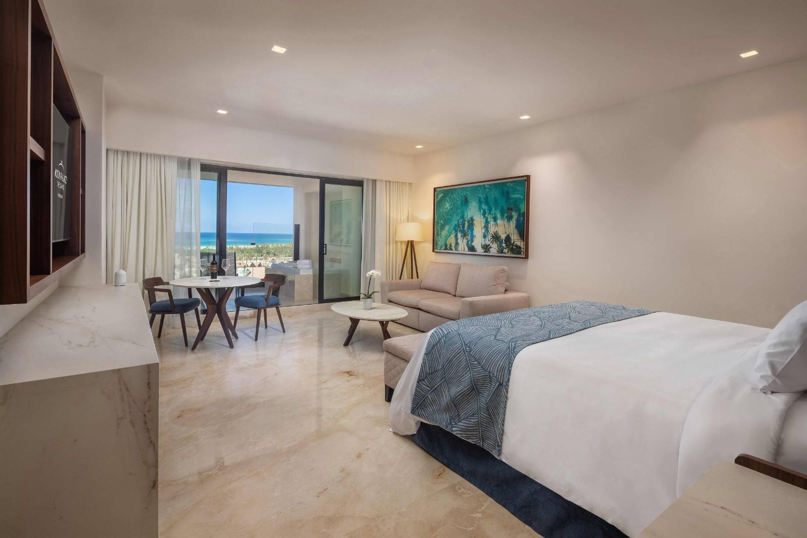 Grand Suite Familiar Ocean View: king bed, sofa bed, balcony over the treeline