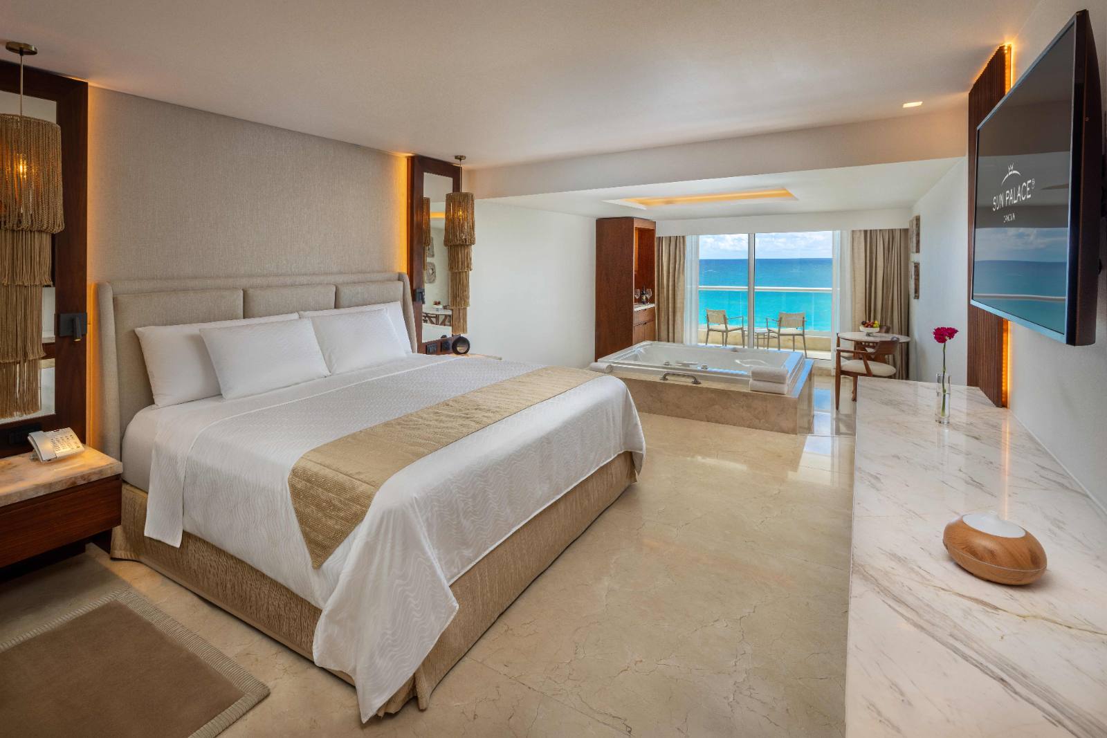 Superior Junior Suite Ocean View: double whirlpool, same view